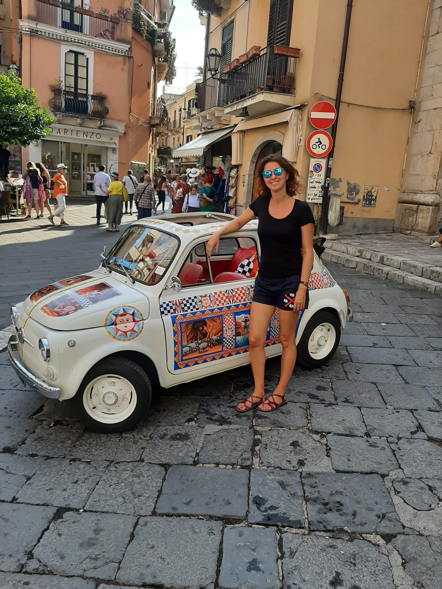 Michaela Spívalová v italském městě u historického automobilu